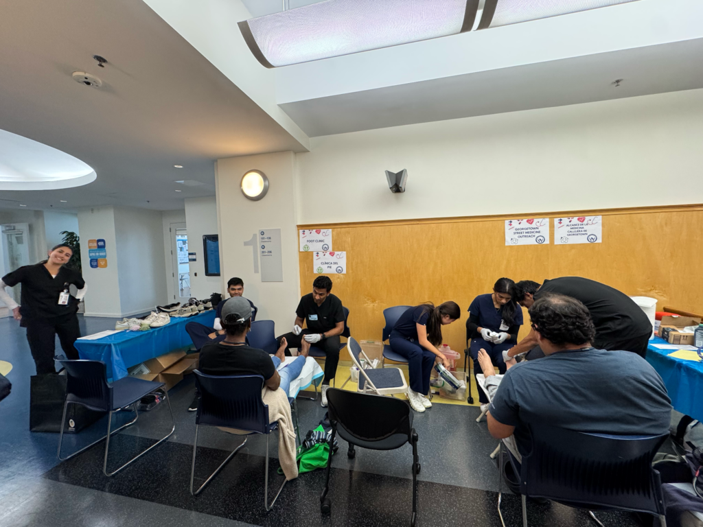 Image of volunteers providing podiratic interventions.